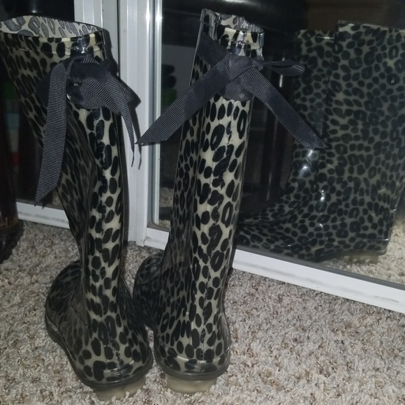 3/$35 Cheetah Print Girls Rain Boots - Picture 2 of 3